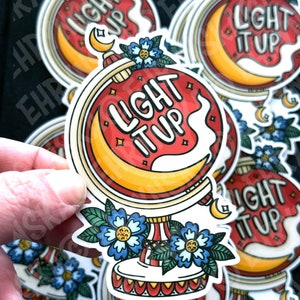 Crescent City Light It Up Globe durchsichtiger Vinyl-Aufkleber – offiziell lizenzierter SJM Merch