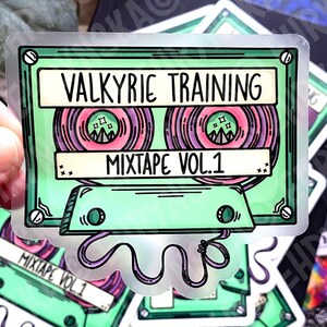 Cinta de casete de entrenamiento ACOTAR Valkyrie Training Mix con licencia oficial de Sarah J Maas, calcomanía de vinilo transparente resistente al agua de 3,5 x 3,5.