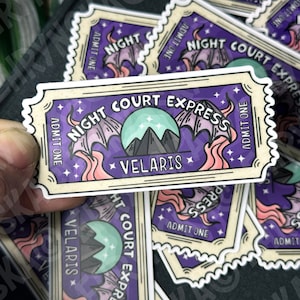 Könnte beinhalten: Ein Set mit fünf Aufklebern mit einem lila und rosa Design mit einer Fledermaus und dem Text "Night Court Express" und "Velaris".