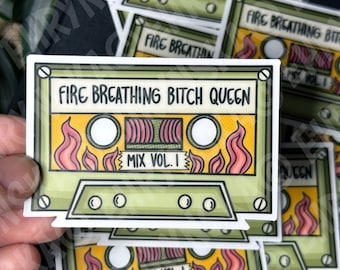 Throne Of Glass TOG Aelin Fire Breathing Bitch Queen Mix Vol 1 cassettebandje 3 x 2 doorzichtige vinylsticker - officieel gelicentieerde SJM-merchandise
