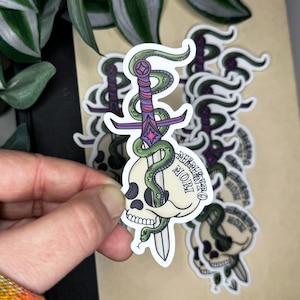 Crescent City House Of Flame And Shadow Memento Mori doorzichtige vinylsticker van 3,5 x 1,56 - officieel gelicentieerde SJM-merchandise