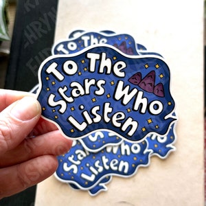 Officieel gelicentieerde Sarah J Maas ACOTAR To The Stars Who Listen waterdichte witte vinylsticker van 3 x 2,1 inch!