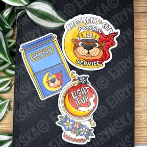 Crescent City Postal Service Otter Mail Logo Letter Box Light It Up Globe Vinyl Sticker 3 Pack - Oficjalnie licencjonowany SJM Merch