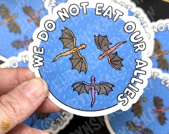 Pegatina del cuadrante "No nos comemos a nuestros aliados" de la Escuela de Guerra Basgiath del Cuarto Ala, Tairn. Adhesivo transparente impermeable de 3 x 2,9 cm con licencia oficial.
