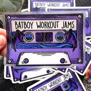 ACOTAR Bay Boy Workout Jams : Mix Tape autocollant en vinyle transparent - Sous licence officielle Sarah J Maas Merch