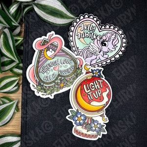 Crescent City Through Love All Is Possible Planchette Light it Up Jelly Jubilee Vinyl Sticker 3 Pack - Oficjalnie licencjonowany SJM Merch