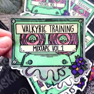 ACOTAR Valkyrie Training Mix Tape Cinta de casete con flores Licencia oficial Sarah J Maas ¡Pegatina de vinilo transparente impermeable de 3.5x3.5!