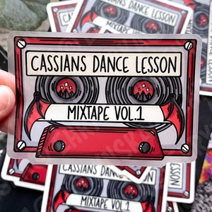 Cinta de casete ACOTAR Cassian's Dance Lesson Mix Tape con licencia oficial de Sarah J Maas, pegatina de vinilo transparente impermeable de 3,5 x 3,5.