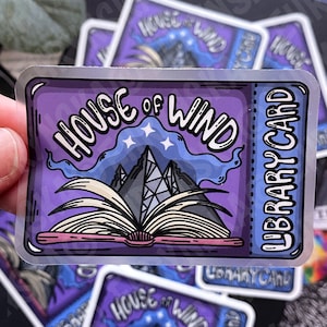Carte bibliothèque ACOTAR House of Wind Sarah J Maas sous licence officielle, autocollant en vinyle transparent 3 x 3 imperméable !