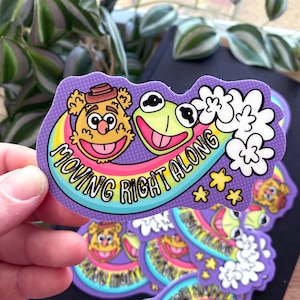 Kermit i Fozzy poruszają się wzdłuż tęczowej pastelowej naklejki winylowej 3,5&quot;x2&quot; wodoodpornej