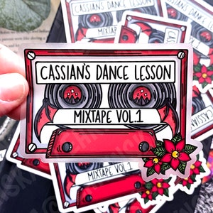 ACOTAR Cassian's Dance Lesson Mix Tape Cassette con flores de tatuaje con licencia oficial de Sarah J Maas ¡Pegatina de vinilo transparente impermeable de 3.5x3.5!