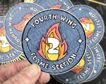 ¡Parche adhesivo de vinilo de 2,5 x 2,5 con licencia oficial, resistente al agua, con diseño de cuadrante de jinetes de la sección de llamas de la Escuela de Guerra Basgiath del Cuarto Ala!