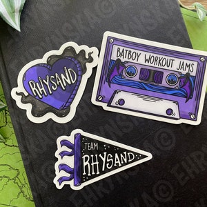 Paquete de pegatinas de vinilo impermeables con licencia oficial de Sarah J Maas ACOTAR Team Rhysand Night Court.