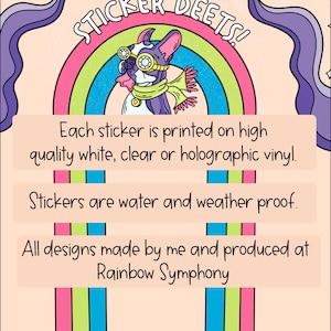 Peut inclure: Un autocollant color&eacute; avec un chien de dessin anim&eacute; portant des lunettes et une &eacute;charpe, sur fond d'arc-en-ciel. Le texte indique "STICKER DEETS!" et des d&eacute;tails sur la qualit&eacute; et la production des autocollants par Rainbow Symphony.