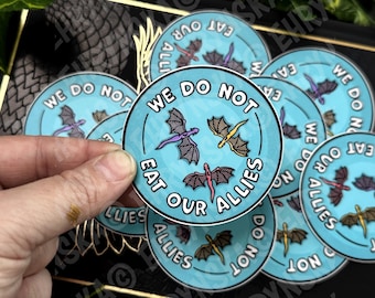 Pegatina de vinilo de 2,5 x 2,5 cm con licencia oficial, resistente al agua, del Cuarto Ala de la Escuela de Guerra Basgiath de Tairn "No nos comemos a nuestros aliados"