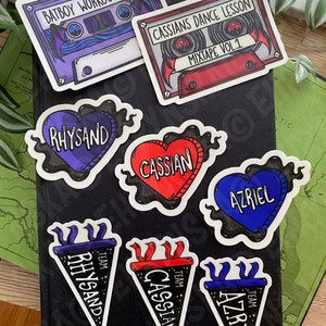¡Paquete de pegatinas de vinilo impermeables con licencia oficial de Sarah J Maas ACOTAR Team Bay Boys Night Court!
