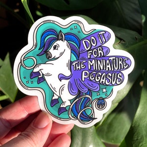 Officieel gelicentieerde Sarah J Maas ACOTAR ACOSF Nesta Gwyn Emerie Valkyrie Do It For The Mini Pegasus 3,5 x 3,5 inch doorzichtige waterdichte vinylsticker