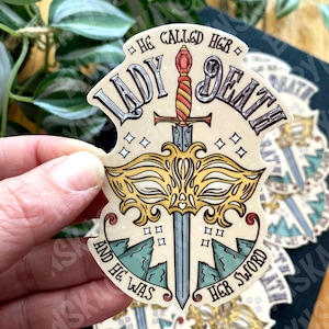 Offiziel lizenzierter Sarah J Maas ACOTAR Nesta Und Cassian ACOSF Lady Death 3.5x2.5 Weißer wasserdichter Vinyl-Aufkleber!