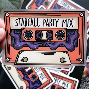 Cinta de casete ACOTAR Starfall Party Mix Tape con licencia oficial de Sarah J Maas, pegatina de vinilo transparente impermeable de 3,5 x 3,5.