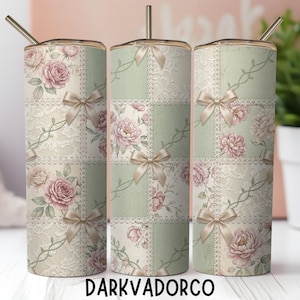 Pode incluir: Um conjunto de três canecas de aço inoxidável com desenhos florais e patchwork de renda. Cada caneca apresenta um padrão diferente de rosas cor-de-rosa, peónias e laços. O texto "DARKVADORCO" está impresso na parte inferior.