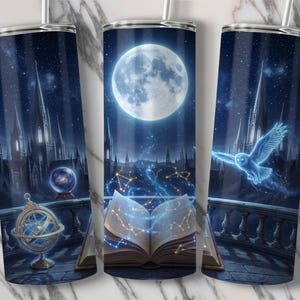Puede incluir: Un vaso cilíndrico con una escena nocturna en azul oscuro que muestra una luna llena, un castillo gótico, un libro abierto con constelaciones brillantes, una bola de cristal, una esfera armilar y un búho brillante volando.