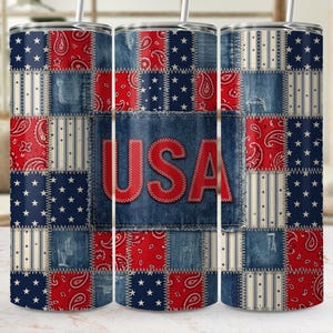 Puede incluir: Un vaso de acero inoxidable con un diseño de patchwork patriótico. El vaso presenta un fondo similar al denim con paisley rojo, patrones de estrellas azules y la palabra "USA" en letras rojas. Incluye una pajita.