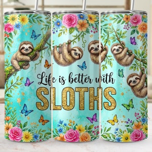 Op de afbeelding: Een turquoise beker met luiaards die aan takken hangen, omringd door kleurrijke bloemen en vlinders. De tekst "Life is better with SLOTHS" staat in gouden letters. Het ontwerp herhaalt zich rond de beker.