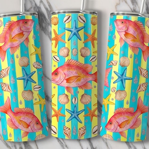 Può includere: Tre bicchieri cilindrici con cannuccia caratterizzati da un motivo ripetuto di pesci rosa, stelle marine blu e arancioni e varie conchiglie su uno sfondo a strisce verticali turchesi e gialle. Il design copre l'intera superficie.