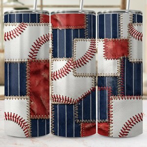Könnte beinhalten: Ein zylindrischer Edelstahlbecher mit einem Patchwork-Design aus weißem Baseball-Leder mit roten Nähten, dunkelblauem Stoff mit dünnen weißen Nadelstreifen und abgenutzten roten Lederflicken, die alle durch sichtbare beigefarbene Nähte verbunden sind.