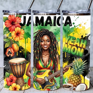 Könnte beinhalten: Drei isolierte Edelstahlbecher mit lebendigen jamaikanischen Designs. Einer zeigt Blumen und eine Trommel, ein anderer eine Frau mit Dreadlocks, die Gitarre spielt, und der dritte eine Ananas und Kaffee. Jeder Becher trägt das Wort "JAMAICA" oder "YEAH MON".