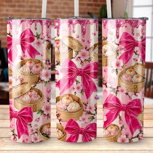 Può includere: Un bicchiere cilindrico con cannuccia decorato con un motivo di fiocchi rosa, fiori di ciliegio e cestelli per la cottura a vapore in bambù con ravioli. Il bordo superiore presenta un effetto gocciolante glitterato rosa su sfondo a righe.