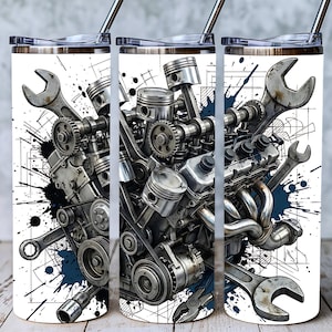 Könnte beinhalten: Ein weißer Becher mit einer detaillierten Abbildung eines Motors, einschließlich Kolben, Schraubenschlüsseln und Zahnrädern. Das Design beinhaltet einen Hintergrund im Blaupausenstil mit schwarzen und blauen Farbspritzern. Der Becher hat einen silbernen Deckel und einen Strohhalm.