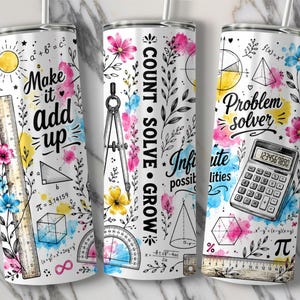 Puede incluir: Tres vasos cilíndricos blancos con pajitas que presentan gráficos de temática matemática, incluyendo una regla, un compás, una calculadora, formas geométricas y flores en acuarela. Texto: "Make it Add up", "COUNT • SOLVE • GROW" y "Problem solver".