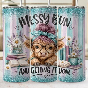 Könnte beinhalten: Ein Becher mit einem skurrilen Design, das eine Highland-Kuh mit Brille und Stirnband zeigt. Der Text lautet "Messy Bun and Getting It Done". Das Design umfasst Bücher, Blumen und einen türkisfarbenen Glitzerhintergrund.