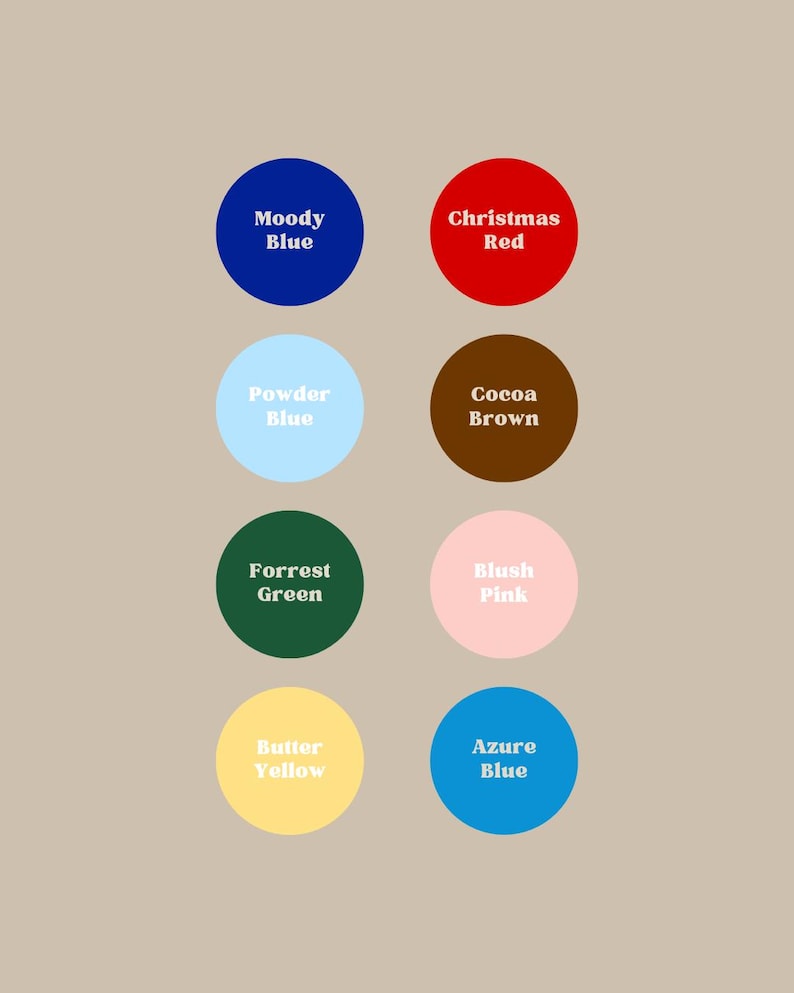 Op de afbeelding: Een kleurenpalet met acht cirkelvormige kleurstalen op een neutrale achtergrond. De kleuren zijn Moody Blue, Christmas Red, Powder Blue, Cocoa Brown, Forrest Green, Blush Pink, Butter Yellow en Azure Blue, elk met hun naam.