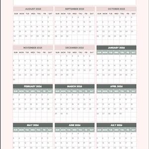 Op de afbeelding: Een roze en witte aanwezigheidskalender voor het schooljaar 2025-2026. De kalender bevat de maanden augustus 2025 tot juli 2026, met ruimte voor leerling, klas en jaar. De kalender is ontworpen om aanwezigheid bij te houden.