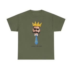 Camiseta personalizada y divertida para el Día del Padre: añade tu imagen y texto. Regalo personalizado para papá. Camiseta de broma única para él. Verde militar 2025.