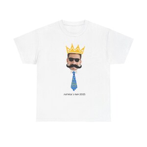 Camiseta personalizada y divertida para el Día del Padre: añade tu propia imagen y texto. Regalo personalizado para papá. Camiseta de broma única para él (2025), color blanco.