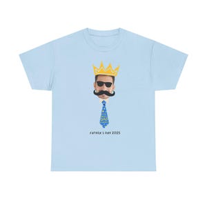 Camiseta personalizada y divertida para el Día del Padre: añade tu imagen y texto. Regalo personalizado para papá. Camiseta de broma única para él (2025), azul claro.