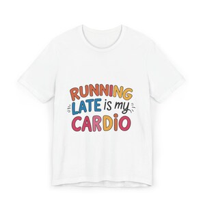 Lustiges Fitness-T-Shirt: Jogging Late is My Cardio - Unisex T-Shirt aus Baumwolle