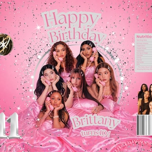 Op de afbeelding: Een roze verjaardagsafbeelding met de tekst "Happy Birthday Brittany turns 10!" en een groep jonge vrouwen die roze telefoons vasthouden. Zilveren nummer 11 ballonnen in de linker benedenhoek.