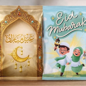 Op de afbeelding: Twee decoratieve zakken. Eén is goudkleurig met Arabisch schrift en een maan met lantaarns. De andere is lichtblauw met de woorden "Eid Mubarak" en illustraties van kinderen met lantaarns. Waarschijnlijk voor een feestdag.