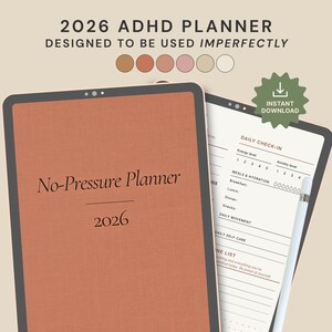 Op de afbeelding: Een digitale planner voor 2026 met de tekst "No-Pressure Planner" en "2026" op de omslag. De planner is ontworpen voor ADHD en bevat dagelijkse check-in secties voor energie, angst, maaltijden en zelfzorg. De tekst "INSTANT DOWNLOAD" is ook aanwezig.