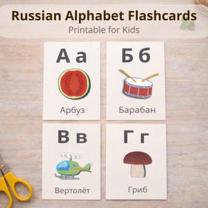 Puede incluir: Un juego de tres tazas de cerámica con un acabado mate moteado. Las tazas son en tonos crema, gris claro y gris oscuro. Cada taza tiene un diseño simple y minimalista y un asa redondeada.