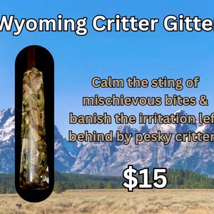 Puede incluir: Un producto cilíndrico transparente con un patrón de camuflaje, etiquetado como "Wyoming Critter Gitter". El texto promete calmar picaduras y eliminar la irritación. El fondo presenta una cordillera y cielo azul.