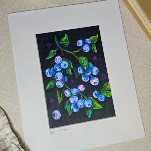 Blaubeere Kunstdruck – 13x18 cm Blaubeere Illustration auf Schwarz – mit Passepartout 20x30 – Skurrile Obst-Wandkunst mit Sternen