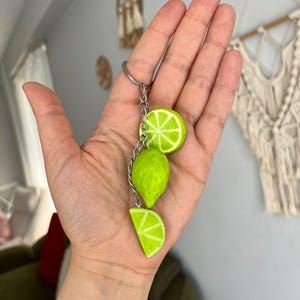 Handmade clay lime&lime slice keychain,summer fruit keyring,cute lime bag charm for keys or backpacks or gift for fruit lovers,bag accessory