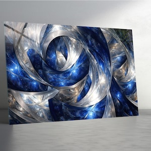 Könnte beinhalten: Abstrakter Kunstdruck mit einem wirbelnden Design in Blau, Silber und Weiß. Das Kunstwerk hat eine glänzende Oberfläche und eine moderne Ästhetik. Die Komposition ist dynamisch, mit fließenden Linien und einem Gefühl der Bewegung.