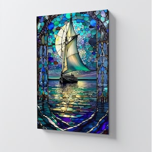 Op de afbeelding: Een glas-in-loodkunstwerk dat een zeilboot op het water afbeeldt. Het kunstwerk heeft een levendig kleurenpalet van blauw, groen en paars. De zeilboot heeft witte zeilen en staat tegen een mozaïekachtige lucht.