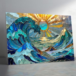 Puede incluir: Obra de arte en vidriera que representa una gran ola oceánica y un sol poniente. La ola es una mezcla de azules y verdes, con contornos dorados. El sol es amarillo y naranja, con rayos que se extienden hacia afuera. Se ven montañas al fondo.